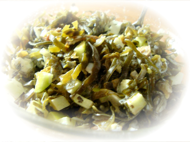 Фото к рецепту: Салат из морской капусты с копченой горбушей.