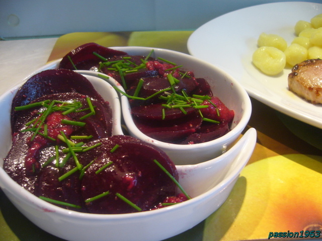 Фото к рецепту: Салат из маринованной свеклы с малиной