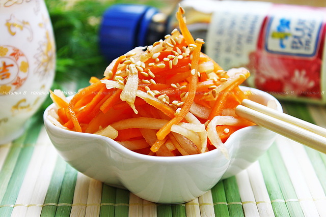 Фото к рецепту: Салат из моркови и дайкона