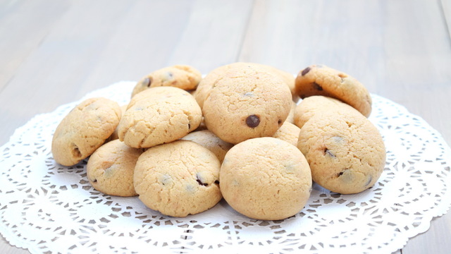 Фото к рецепту: Печенье с арахисовой пастой и шоколадом.