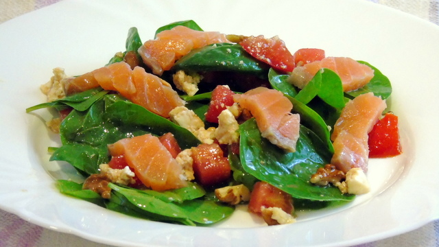 Фото к рецепту: Салат со шпинатом и лососем