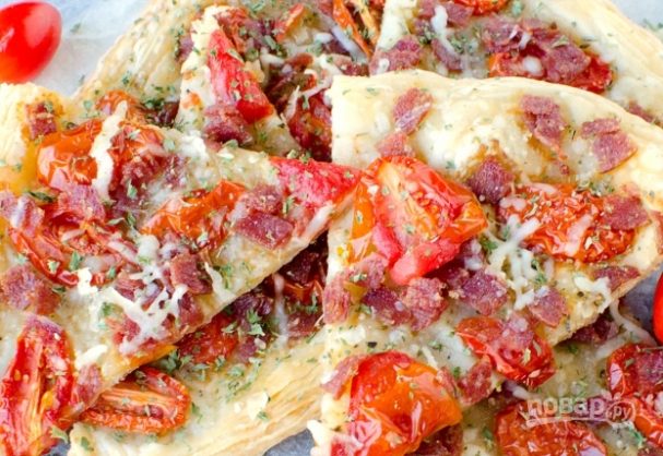 Простая пицца с салями и помидорами