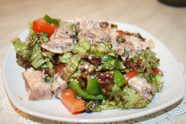Фото к рецепту: Зелный салат с сайрой