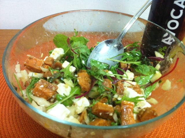 Фото к рецепту: Салат из батата и брынзы(очень вкусный и главное полезный)