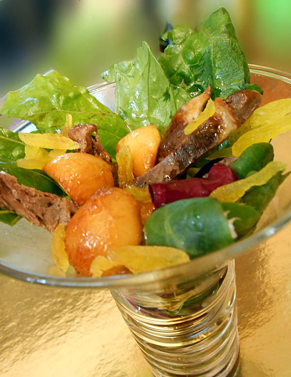 Фото к рецепту: Салат с кабачком и индюшачьими сердечками