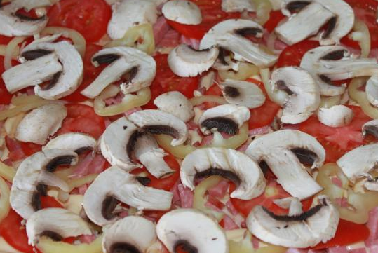 Пицца с колбасой и шампиньонами - фото шаг 4
