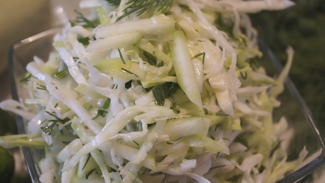 Фото к рецепту: Легкий салат за 10 минут из капусты с кабачком. это стоит попробовать!
