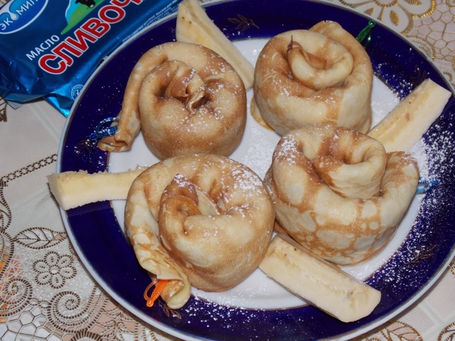 Фото к рецепту: Блинные улитки с творожно - банановой начинкой.