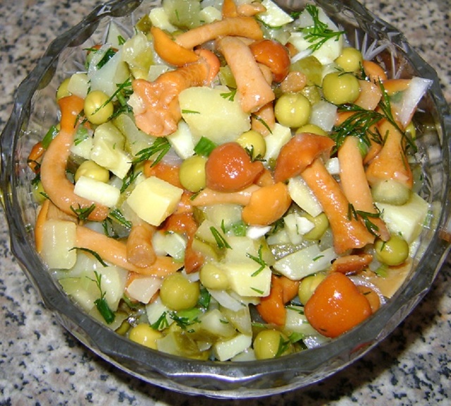 Фото к рецепту: Картофельный салат с маринованными грибами и зеленым горошком