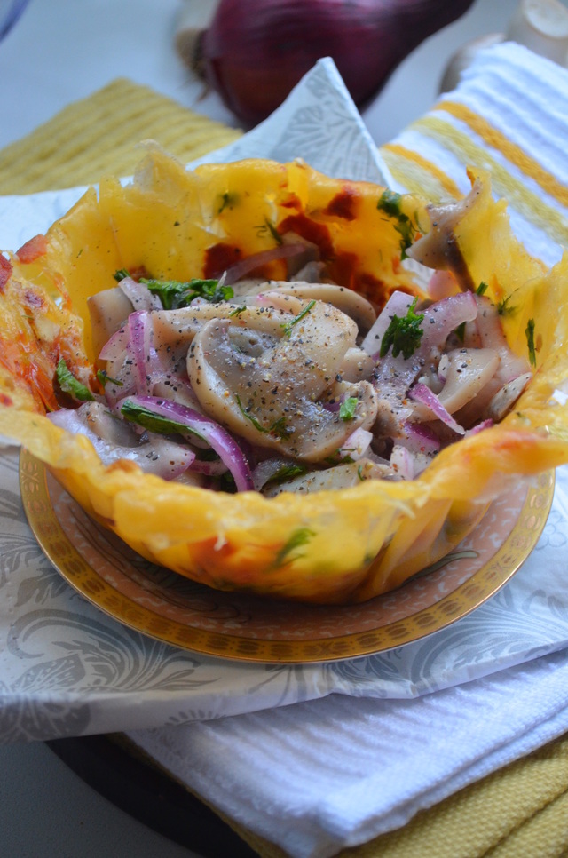 Фото к рецепту: Салат из шампиньонов в сырной корзиночке (я+ серж маркович)
