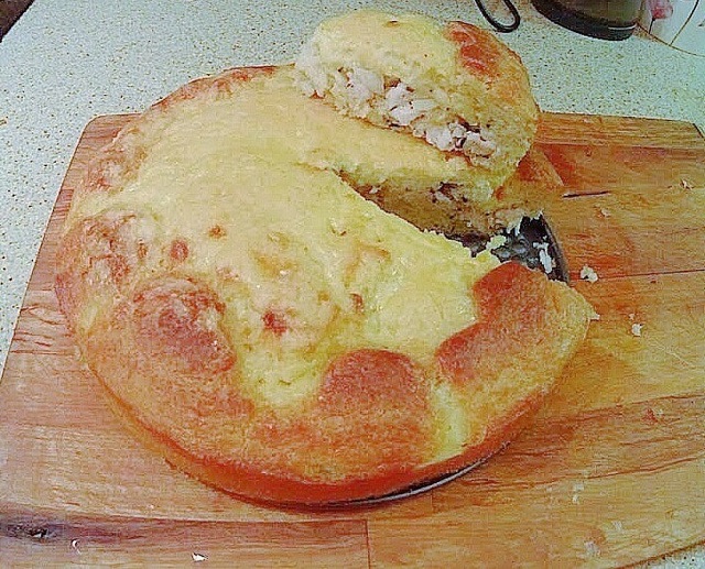 Фото к рецепту: Пирог с куриной грудкой и сыром. 