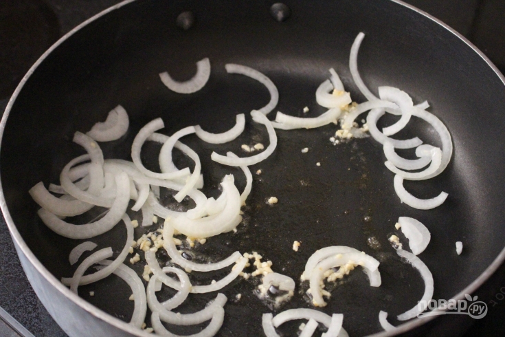 Спагетти с креветками в соусе - фото шаг 1