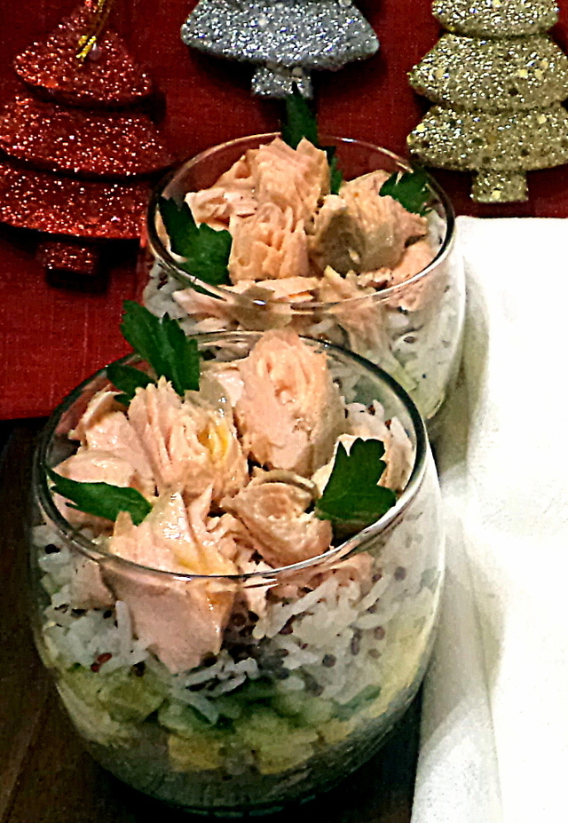 Фото к рецепту: Веррины розовые розы с семгой и киноа!