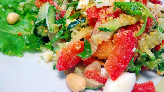Фото к рецепту: Летний салат с огурцами и сладким перцем