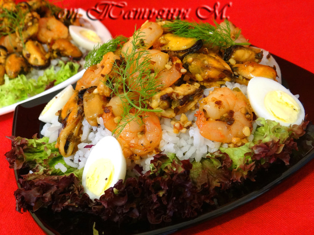 Фото к рецепту: Тёплый салат из морепродуктов с рисом (дуэль)