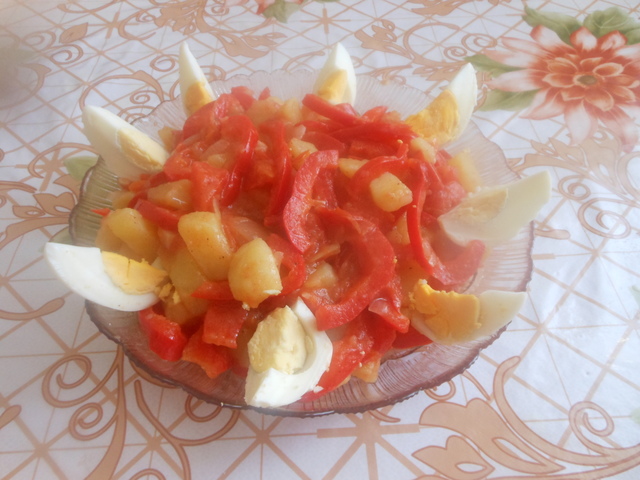 Фото к рецепту: Теплый картофельный салат с помидорами и перцем