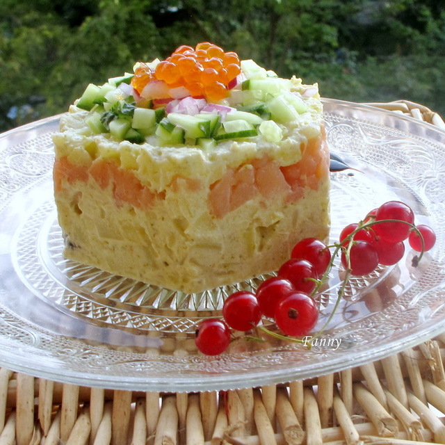 Фото к рецепту: Салат в русском стиле с копченой семгой