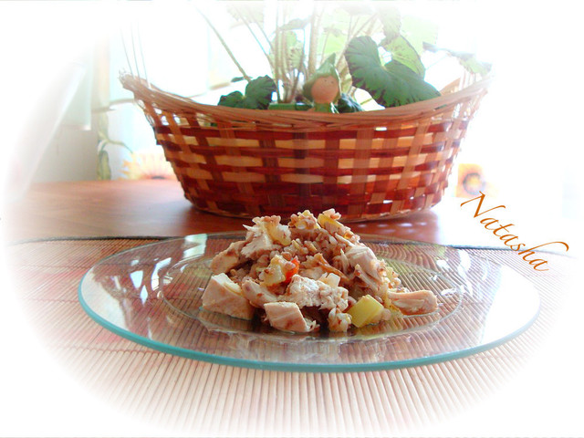 Фото к рецепту: Салат с гречкой,отварной курицей и овощами.