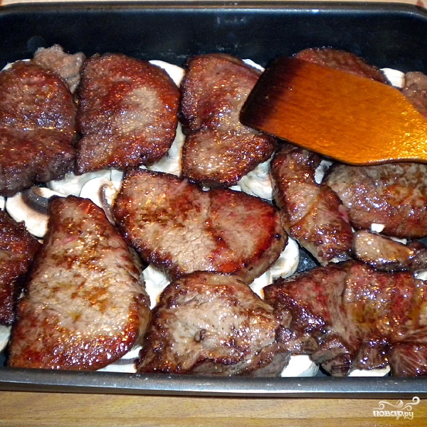 Мясо по-французски в духовке с грибами - фото шаг 4