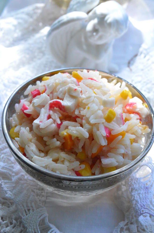 Фото к рецепту: Теплый рисовый салат с крабовыми палочками
