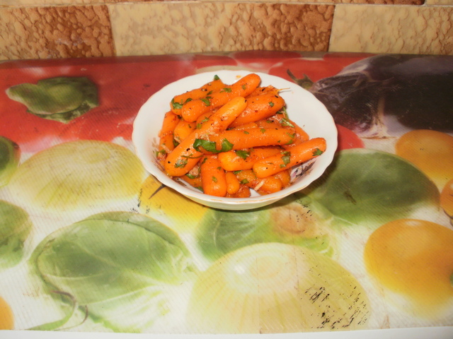 Фото к рецепту: Салат из вареной морковки в марроканском стиле