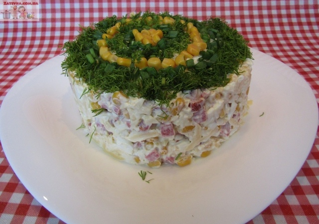 Фото к рецепту: Салат с копченой колбасой и кукурузой