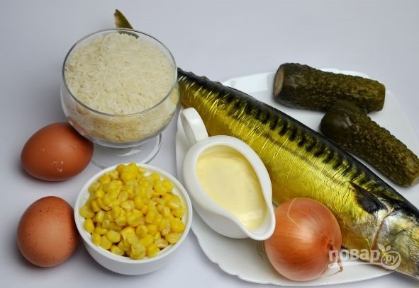 Салат с кукурузой, рисом и копченой скумбрией - фото шаг 1
