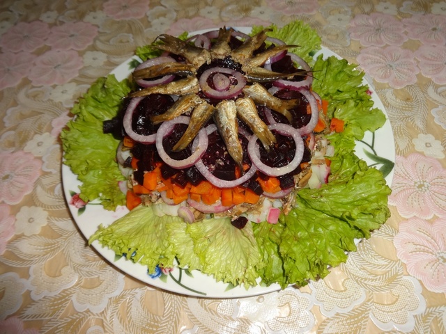 Фото к рецепту: Салат со шпротами