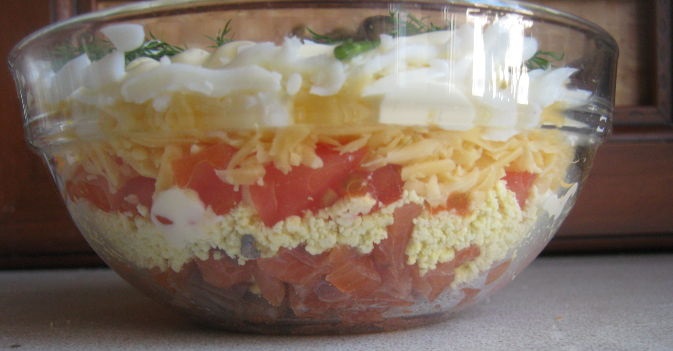 Салат с красной рыбой, яйцами и помидорами - фото шаг 6