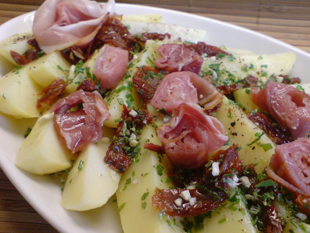 Фото к рецепту: Салат из молодого картофеля с вялеными томатами и хамоном