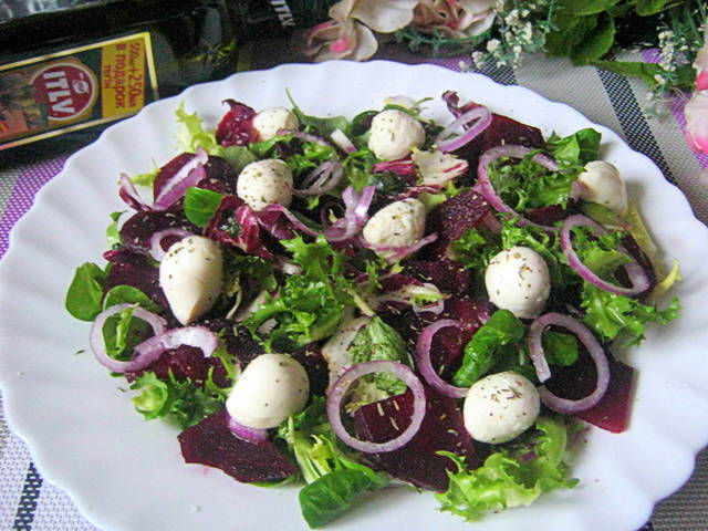 Фото к рецепту: Свекольный салат с мини-моцареллой