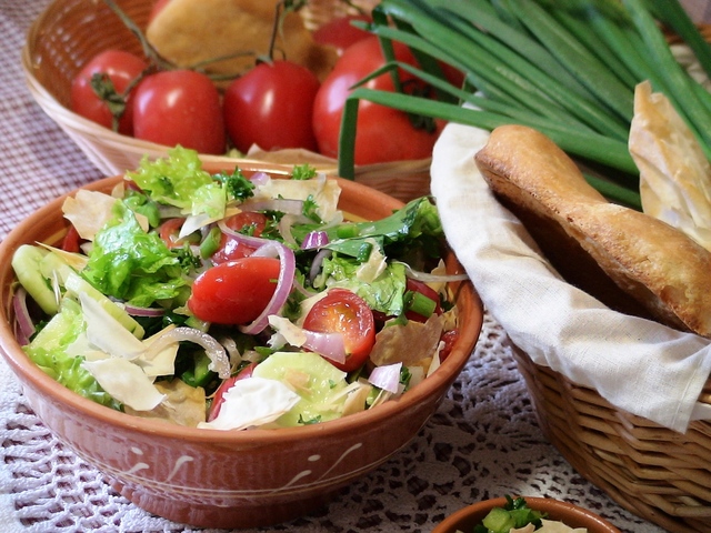 Фото к рецепту: Деревенский салат с чипсами.