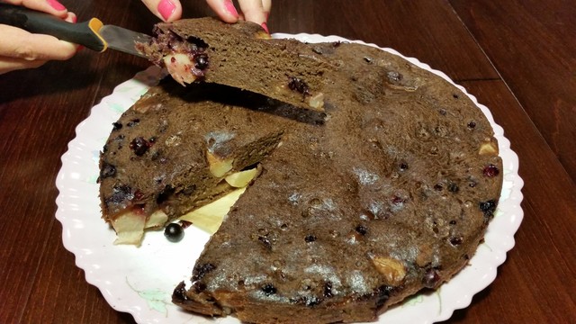 Фото к рецепту: Шоколадно - банановый пирог с грушами и чёрной смородиной. видео