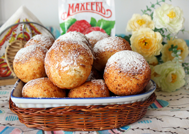 Фото к рецепту: Лучший рецепт творожных пончиков с малиновым джемом «махеевъ»