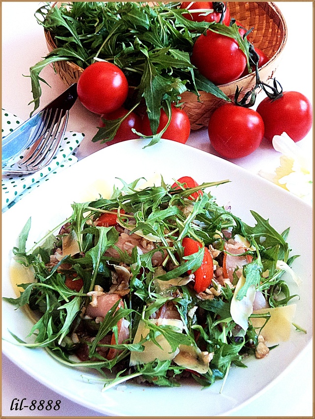 Фото к рецепту: Салат из гречки, сырокопченого мяса, помидоров черри и руколы.