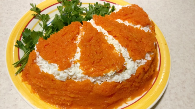 Фото к рецепту: Салат апельсиновая долька с курицей, грибами, сыром, морковью