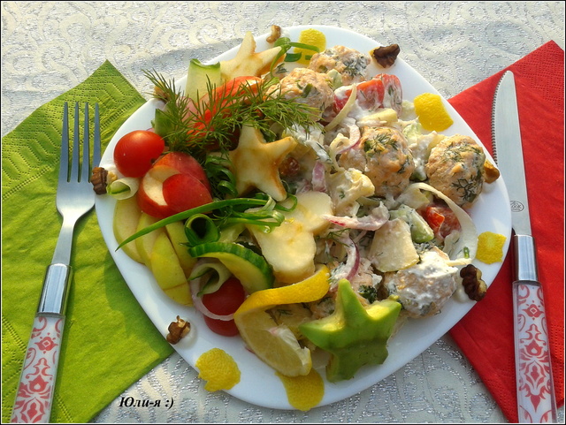 Фото к рецепту: «салат с рыбными тефтельками и грецкими орешками»
