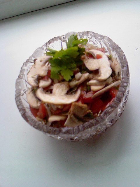 Фото к рецепту: Салат из сырых шампиньонов со свежими помидорами.