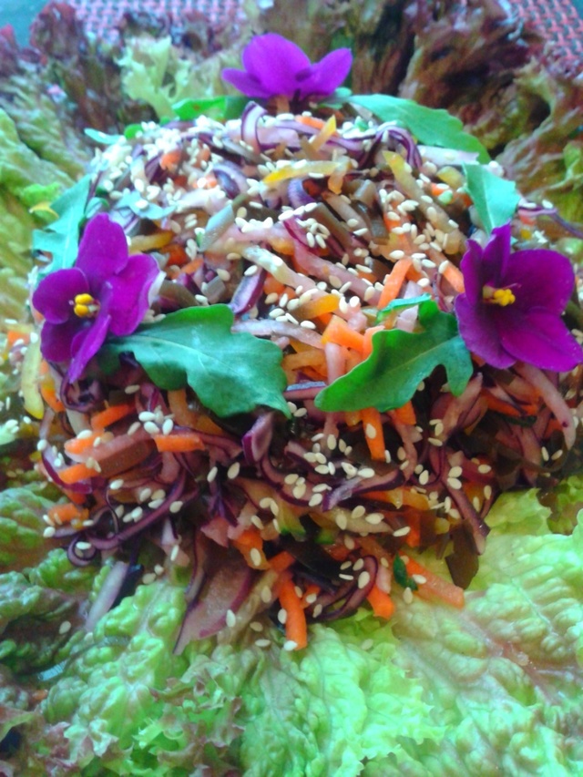 Фото к рецепту: Овощной салат с морской капустой и пряной заправкой