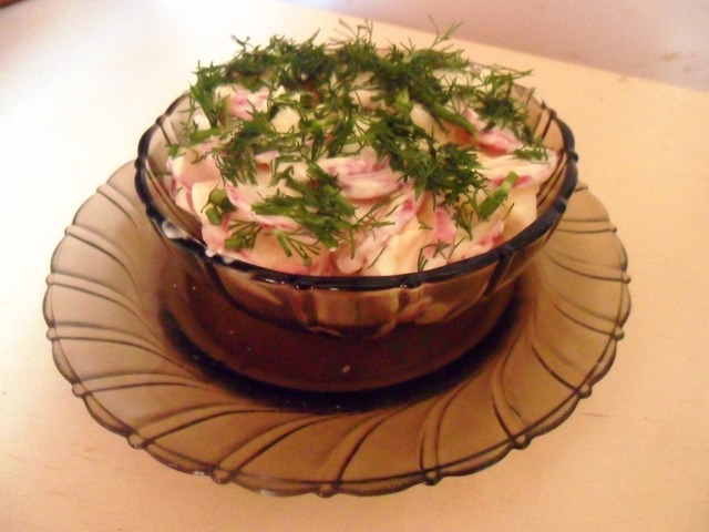 Фото к рецепту: Салат из редиса со сметаной (фм книга о вкусной и здоровой пище )