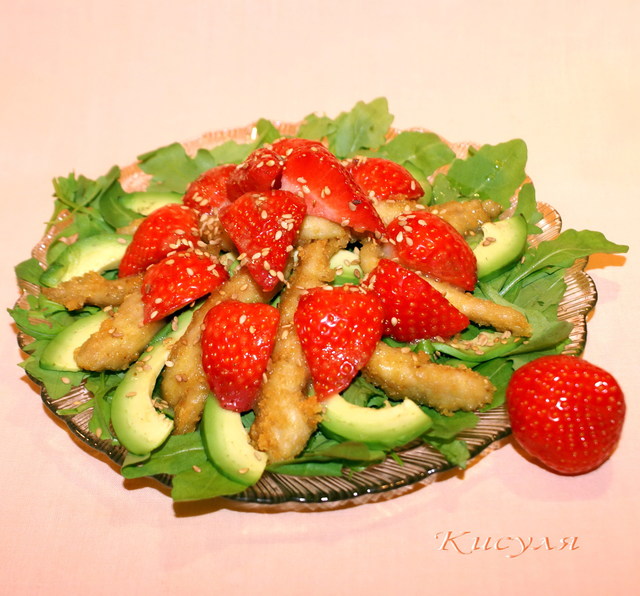 Фото к рецепту: Салат из курицы-карри с клубникой и авокадо