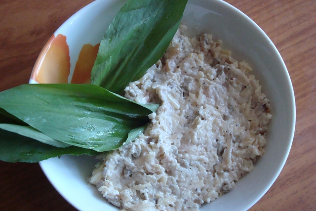 Фото к рецепту: Салат и/или паста из сельдерея с сыром и семечками
