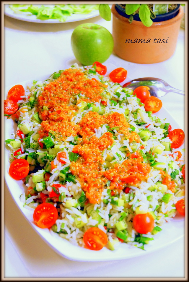 Фото к рецепту: Салат с рисом, запечённым перцем и помидорной заправкой. кипрские гулянья