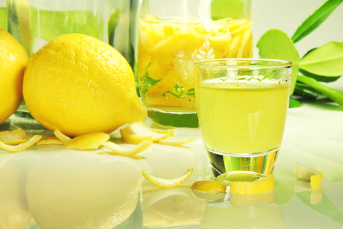 Фото к рецепту: Лимончелло в домашних условиях - готовим итальянский лимонный ликер своими руками
