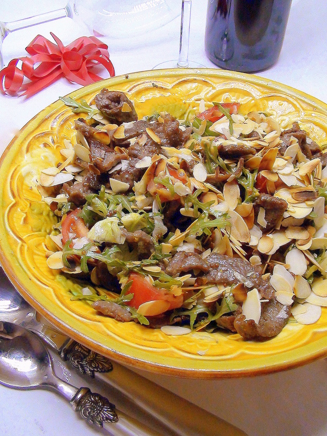 Фото к рецепту: Тёплый салат с жареной говядиной и миндальными лепестками.