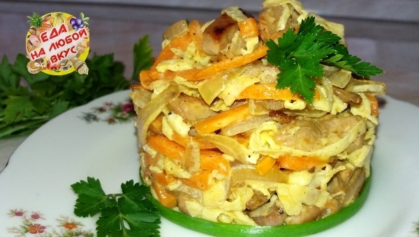 Фото к рецепту: Салат «мао цзэдун» с курицей