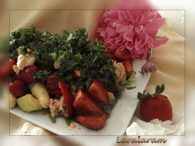 Фото к рецепту: Салат со спаржей - клубникой - авокадо! ...не так плохо, как кажется!