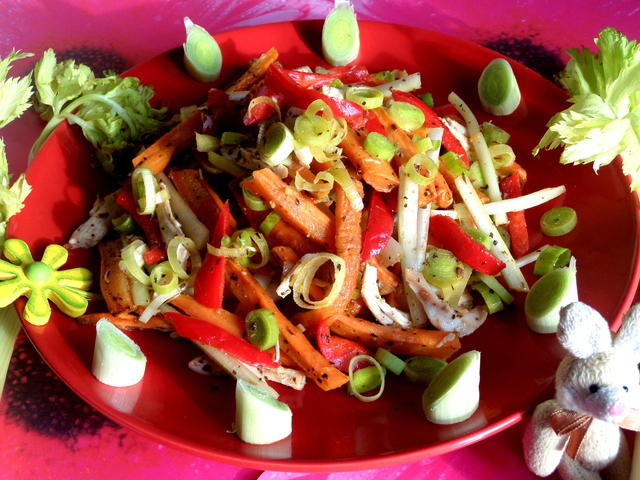 Фото к рецепту: Салат с запечённой морковковью и курицей