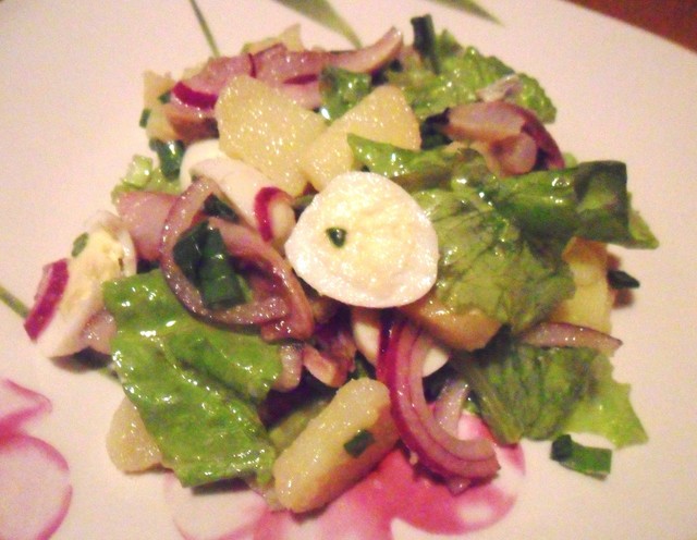 Фото к рецепту: Салат из сельди, картофеля с перепелиными яйцами
