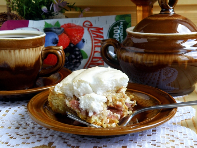Фото к рецепту: Лучший пирог с яблочной начинкой, джемом «махеевъ» и меренгой.